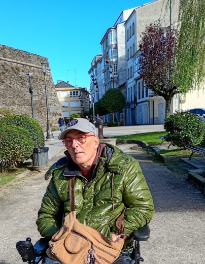 Foto de Aquilino González Álvarez junto a la muralla